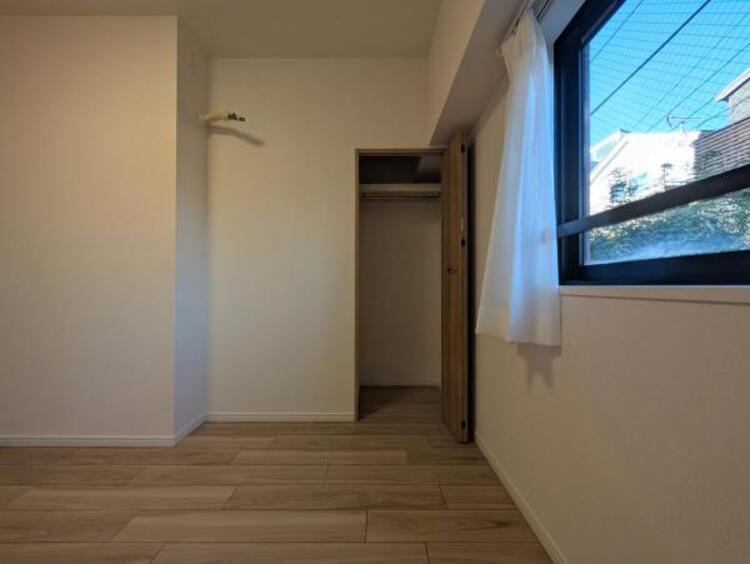 その他 ●〇採光もアクセントの一つとして。プライベートルームにはやさしい光が射し込んでいて、この明るい好みの空間で読書や音楽。充実した時間を過ごせます。日中に明りをつける必要が無い事も物件選びの大きな条件〇●