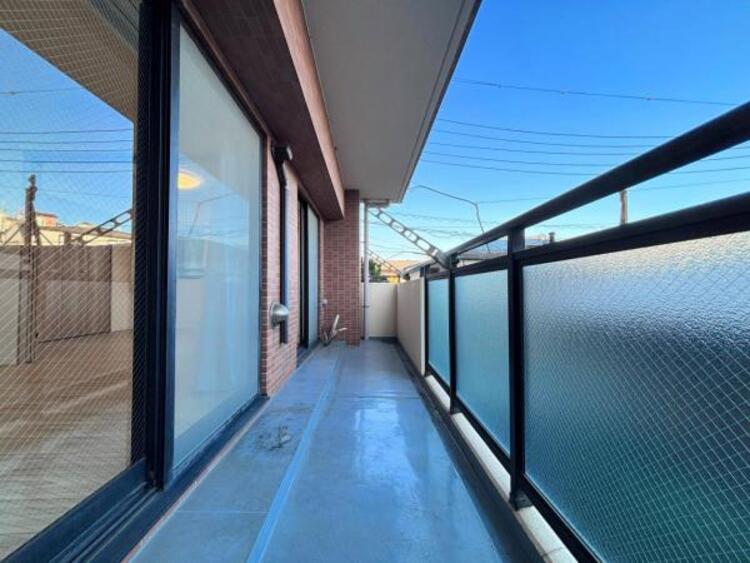 その他 ●〇バルコニーは奥行きがあり、洗濯物も干しやすいです。眺望も良く、開放感あるバルコニーです。陽当りの良いバルコニーは物干しセットを追加すれば、一度に風く全員分、たくさんの洗濯物が干せるのが魅力です〇●