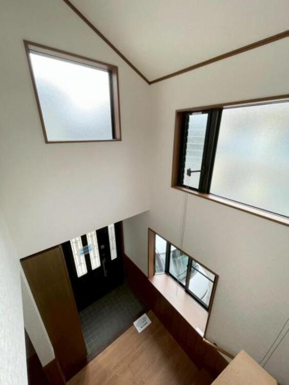 内装 陽光と爽やかな風の抜ける、開放的な吹き抜け玄関です