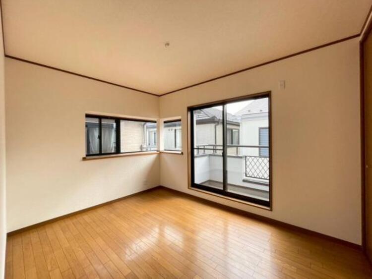 内装 ベッドを置いてもゆとりのある広さの主寝室です 