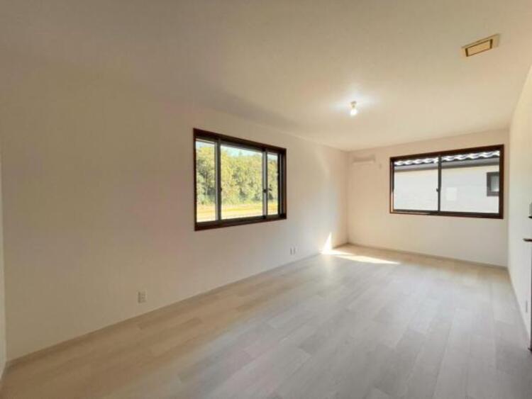 内装 11.1帖の洋室。プライベートスペースでのびのびと過ごせる空間です。