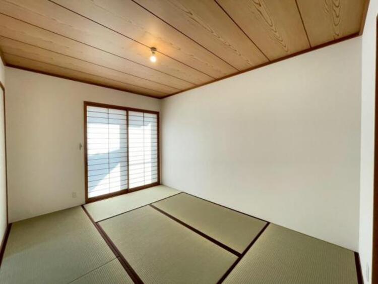 内装 1階和室は、お子様のお昼寝、寝室などライフステージに合わせて使用できます。電動シャッター付きです。
