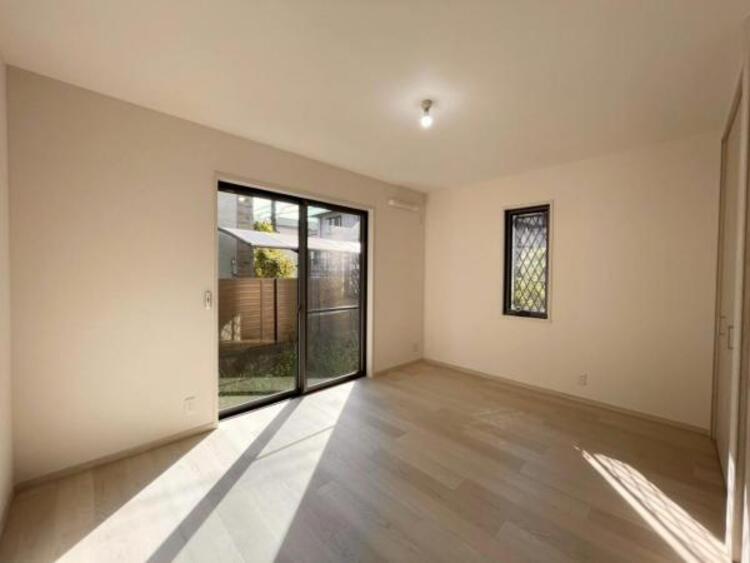 内装 二面採光の明るい1階洋室。未来のライフステージに応える部屋数と広さです。電動シャッター付きです。