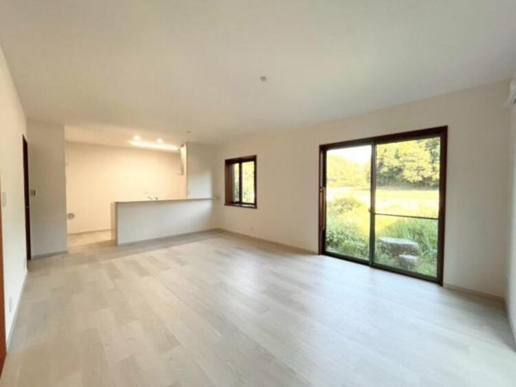 居間 19.1帖の明るく広々としたLDK！ご家族が自然と集まるゆとりの空間です