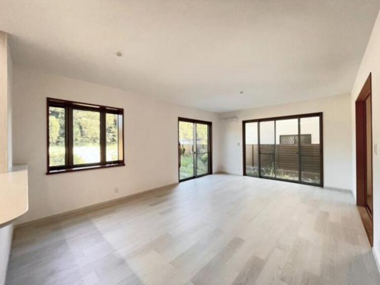 居間 たっぷりの陽光が注がれた明るいリビングは、家族団らんのひと時を包み込みます。毎日の開閉が快適な電動シャッターです。