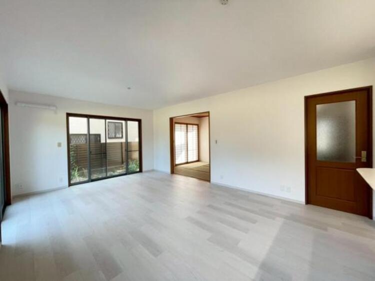 居間 LDK＋隣接和室、間仕切りを開放すれば計26.5帖の大空間となります。