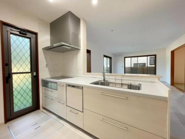 キッチン 広々とした食洗機付きキッチン。対面式でお料理中もご家族の気配を感じられます 