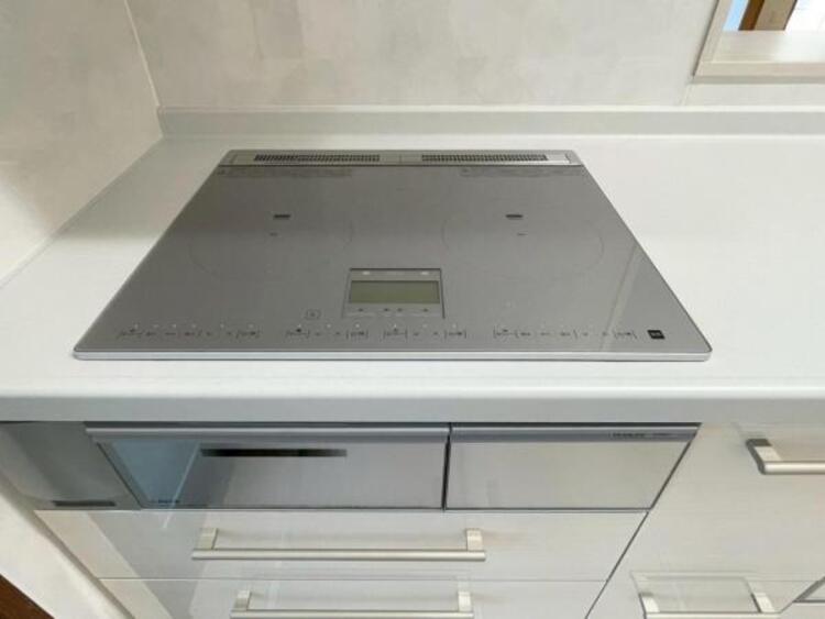 キッチン 毎日の料理に嬉しい3口コンロ。グリルもあり色んなレシピを楽しめそうです。 