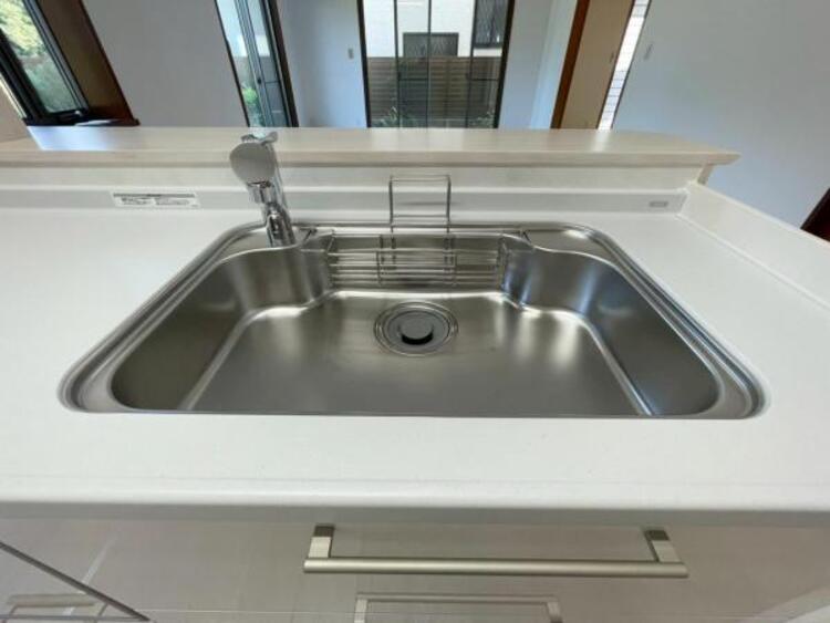 キッチン 鍋や大皿も洗える広々としたシンクです。ステンレスのため耐久性・お手入れしやすさも魅力です 