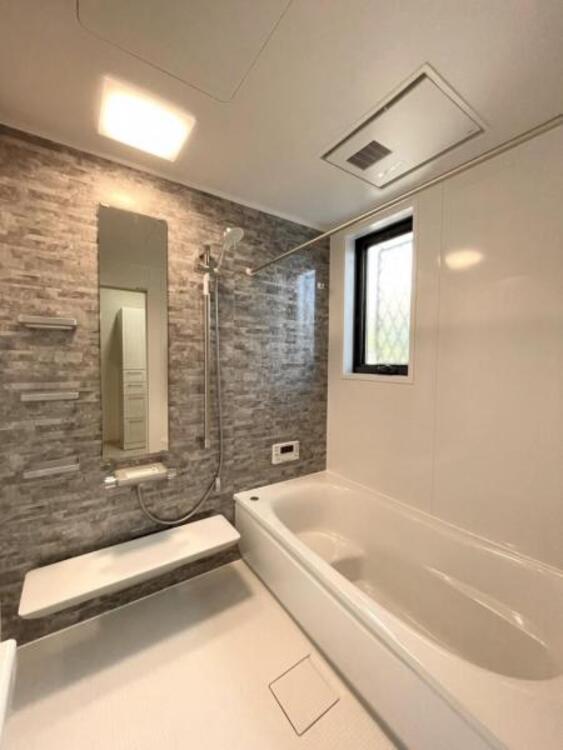 風呂 浴室乾燥機付きのバスルーム。足を伸ばしてリラックスができる安らぎの空間です 