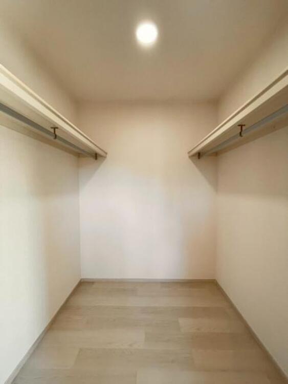 収納 大容量のWICにはご夫婦の衣類がすっきり収まり、衣替えいらずですね 