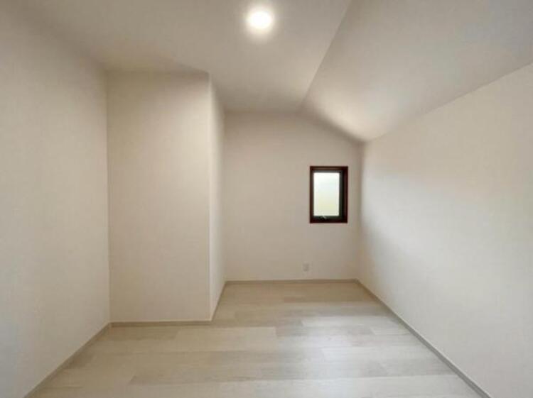 収納 約4.9帖納戸は、アウトドア用品や季節家電、趣味のアイテムなどをたっぷりしまえます。