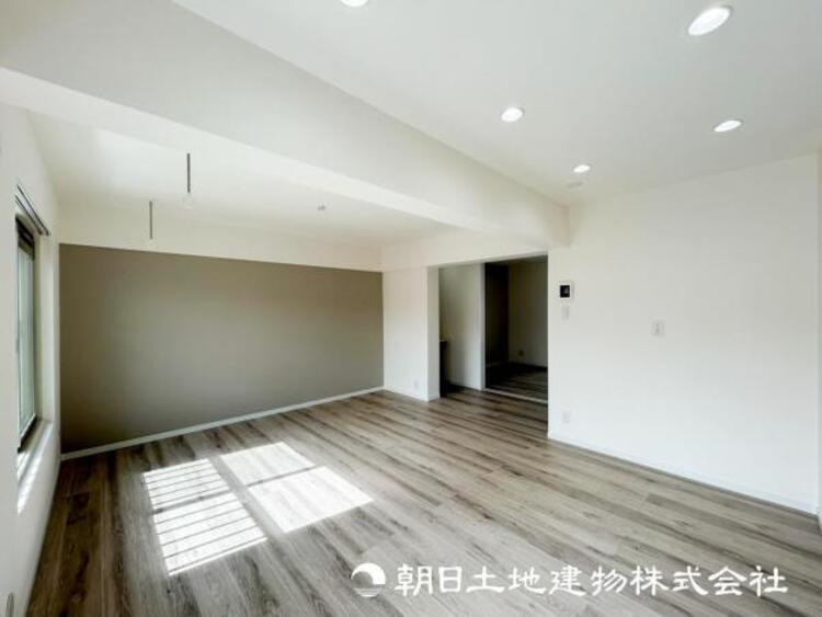 居間 【リビング】大切なご家族、招いた友人と過ごすひと時を溢れる光が優しく包み込む空間。充実した住空間は心を豊かにします。