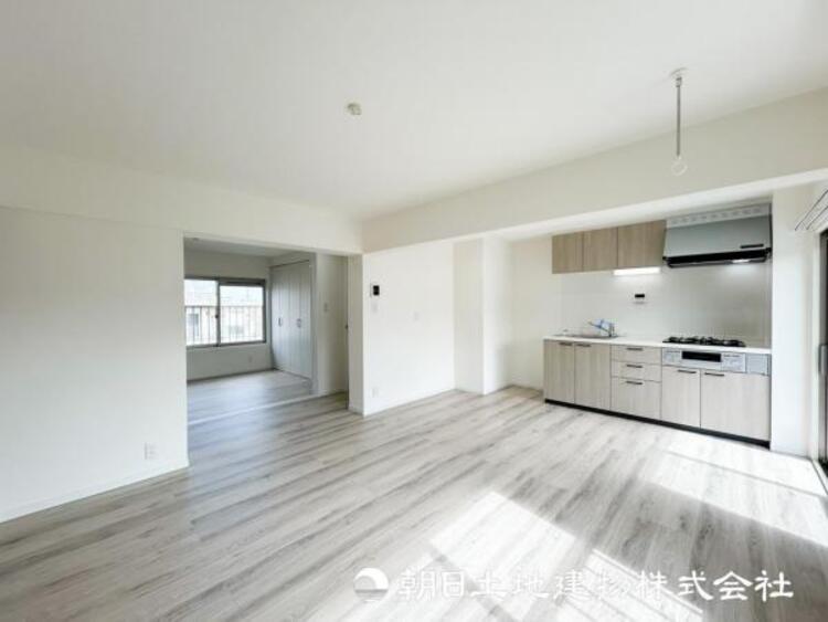 居間 【リビング】リビングにはみんなが集い食事や楽しい会話でついつい時を忘れてしまう。そんな束の間の幸せを感じさせてくれる場所。