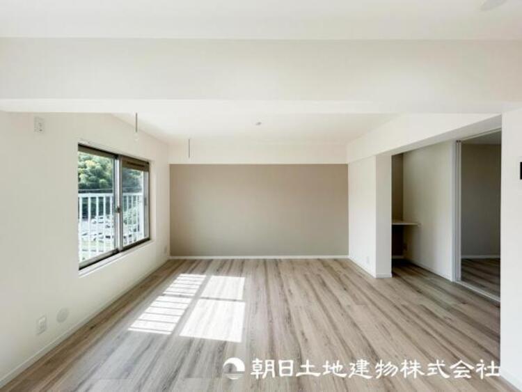 居間 【リビング】開放的で明るい空間が広がるLDK。リビングには潤沢な太陽が降り注ぎ、爽やかな住空間を演出できます。