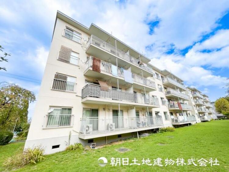 外観 【外観写真】穏やかな風と陽光、日常生活を一段と心地よいものにしています。周辺とのコラボにより明るく開放的な空間を演出。