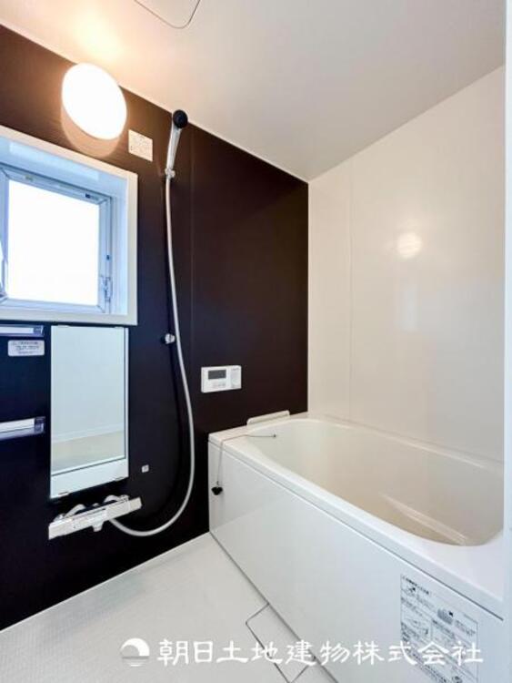 風呂 【浴室】快適な使い心地とゆとりある空間が1日の疲れを解きほぐすバスルーム。空間も浴槽もゆったりのびのび使えます。