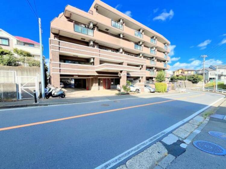 外観 ●〇深く豊かな緑と爽快な青い空を感じる、まるで杜の中に暮らすような心地よさを存分に堪能いただける邸宅です。ハイグレードの設備仕様を標準装備したデザイナーズ住宅が便利で快適な新生活をお届けいたします〇●