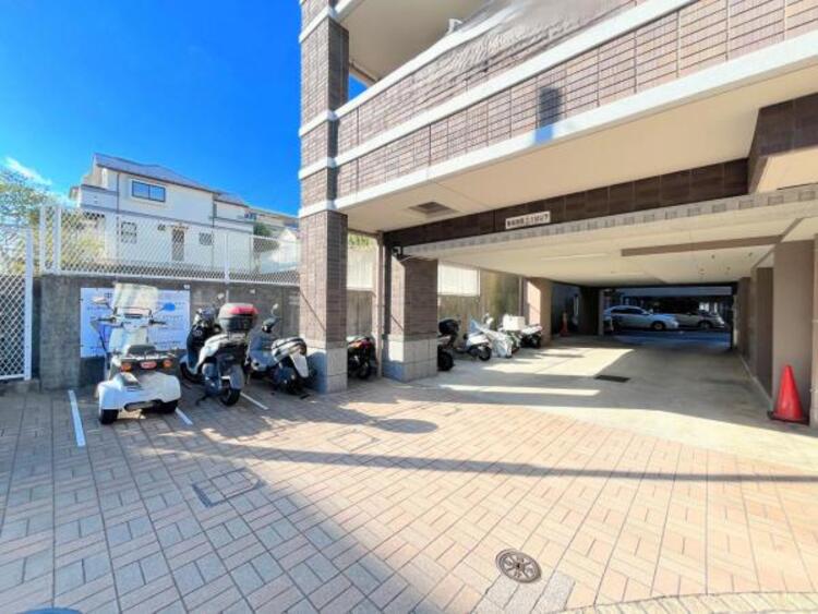 駐車場 ●〇永住の地にふさわしい立地での豊かな暮らし。周辺は車通りも少なく運転が苦手な奥様も安心〇●