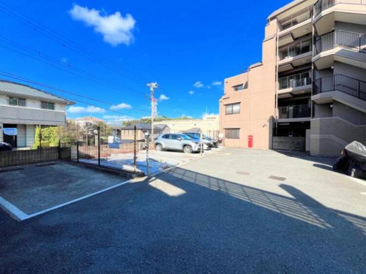 駐車場 ●〇永住の地にふさわしい立地での豊かな暮らし。周辺は車通りも少なく運転が苦手な奥様も安心〇●
