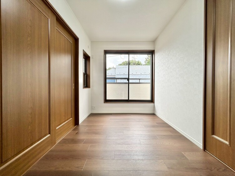 寝室 ベッドも十分に設置するスペースがあります。