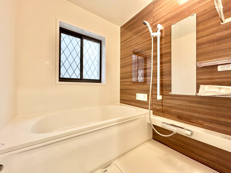 風呂 一日の疲れを癒すバスルームは、心地よいリラックスを叶える清潔感溢れる空間です。