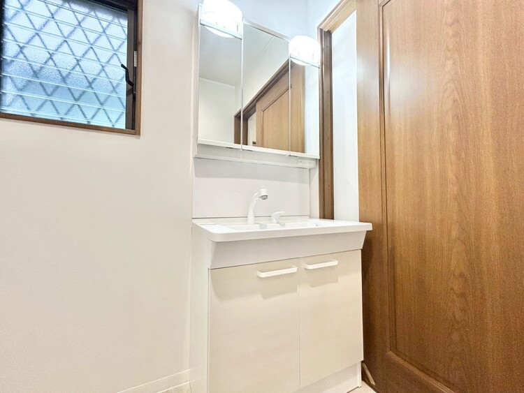 洗面 何かと物が増える場所だからこそ、スッキリと見映えの良い空間に。