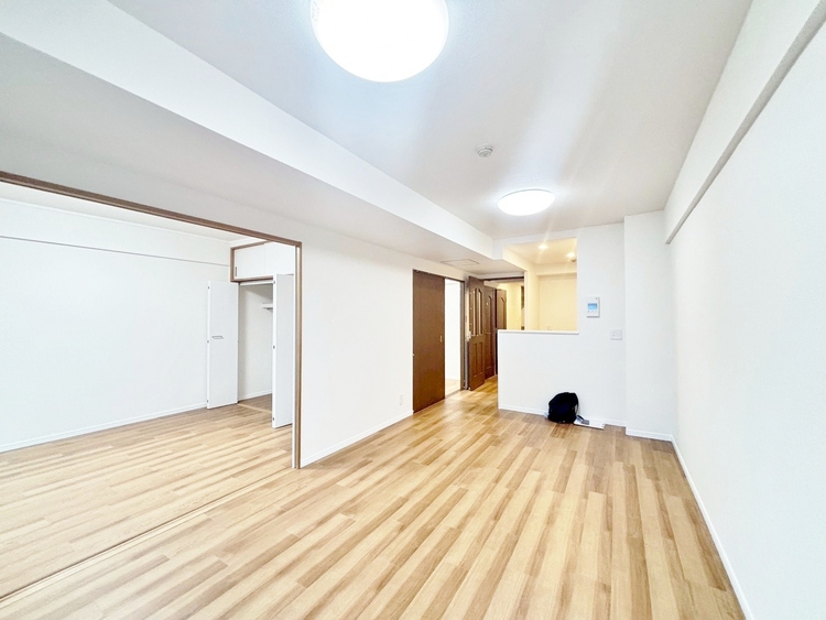 居間 忙しく過ぎゆく日常を置き去るほど、ゆったりした時間が流れるリビング。