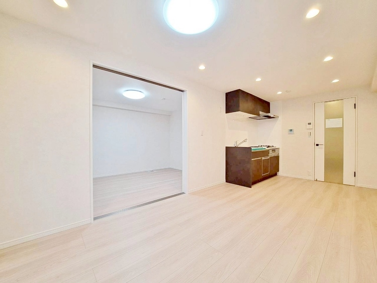 居間 忙しく過ぎゆく日常を置き去るほど、ゆったりした時間が流れるリビング。