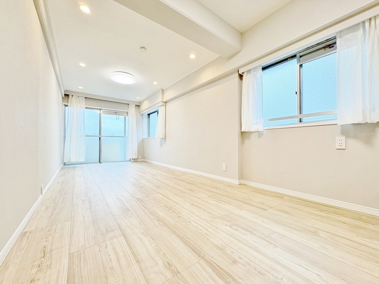 居間 居心地の良い空気感は、暮らしのステージを彩り、心からのやすらぎと満足感を与えてくれます。