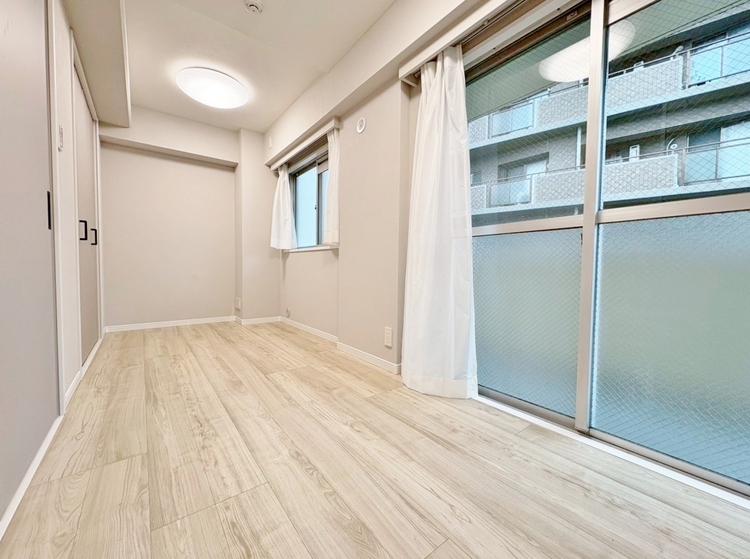 寝室 ベッドも十分に設置するスペースがあります。