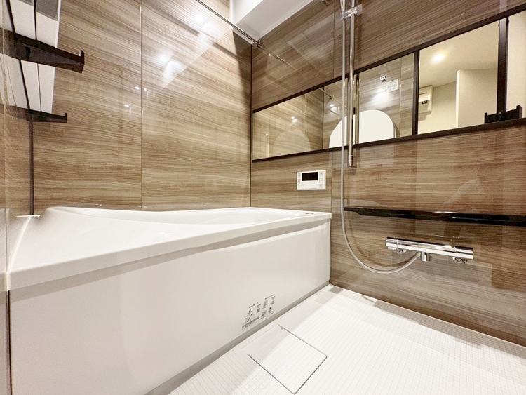 風呂 一日の疲れを癒すバスルームは、心地よいリラックスを叶える清潔感溢れる空間です。