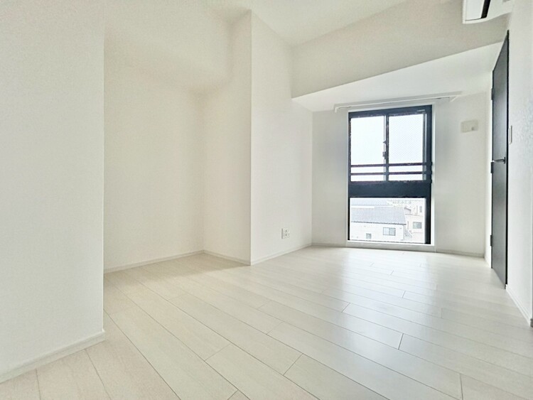 寝室 ベッドも十分に設置するスペースがあります。