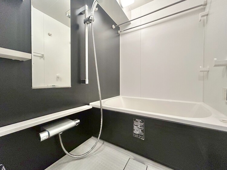 風呂 一日の疲れを癒すバスルームは、心地よいリラックスを叶える清潔感溢れる空間です。