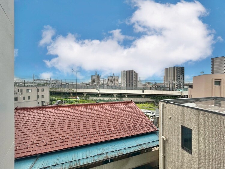バルコニー 窓を開けると広がる青空。心をリフレッシュして日々を過ごしていきましょう。
