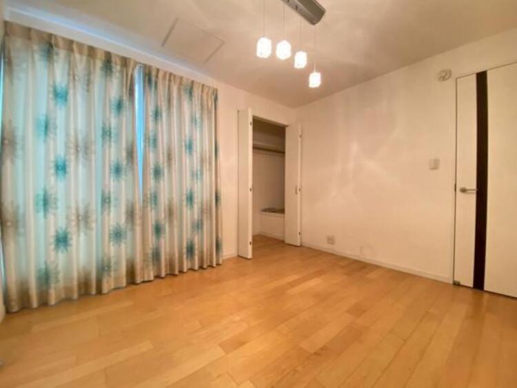 内装 窓からたっぷりと陽光が注がれる明るい空間。時を忘れて過ごす場所として過ごせるお部屋にクローゼットをご用意。快適なプライベート空間となっています。