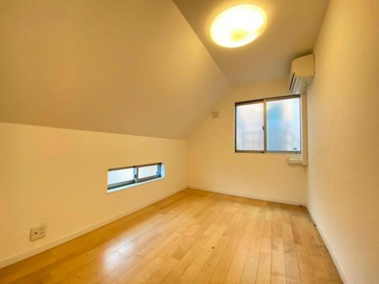 内装 家族個々の安らぎの空間。プライベートなベッドルームは暮らす方の感性で造り上げたいもの。誰もが好みで飾れるシンプルな室内に仕上げてあります。