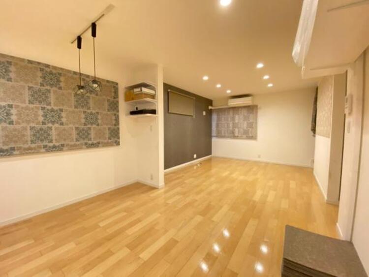 居間 床暖房は床から直に伝わる熱と、室内を下から暖める熱との組み合わせです。お部屋全体をぽかぽか暖めてくれるのでお部屋内の温度差を生じさせにくいです。空気が乾燥しないので喉にも優しいです。