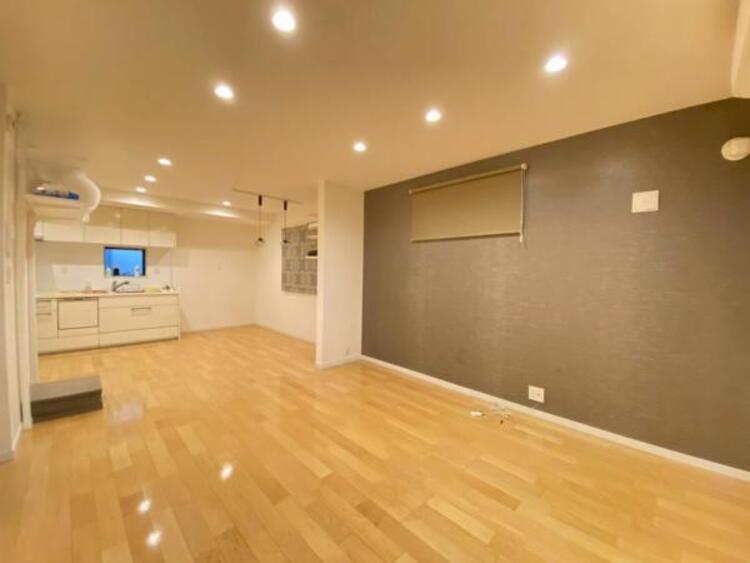 居間 エコカラット、アクセントクロス、フロアコーティング施工で快適なリビングです。