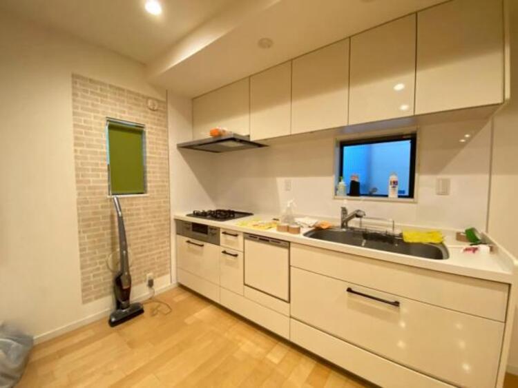 キッチン 家事の最も強い味方の一つ・・ビルトイン型の食器洗浄乾燥機。手洗いでは落ちない汚れも高温・高圧ですっきり。