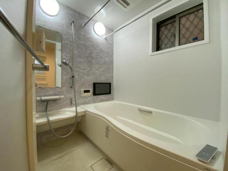 風呂 大型TVが付いた浴室。浴室暖房・乾燥がついておりますので、ご家族の多い方でも、天気の悪い日でも楽をして部屋干しの嫌な匂いせずお洋服を乾かせます。