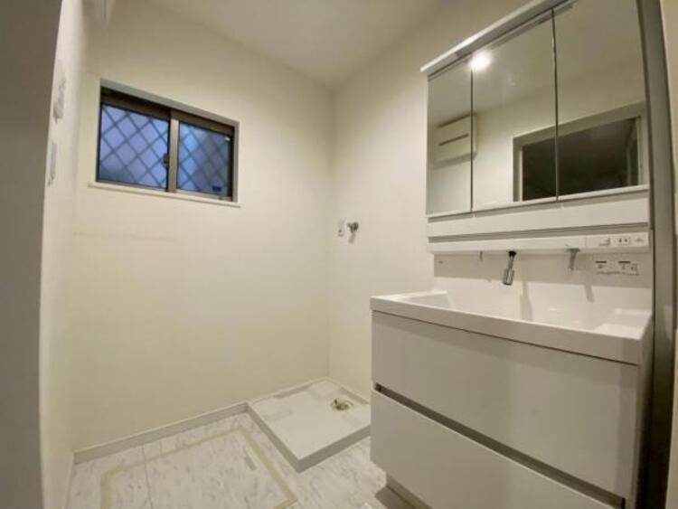 洗面 水栓まわりの最大の悩みは、水はねでたまった汚れのお掃除。このシャンプードレッサーは、水栓まわりに水が溜まりずらく、拭き掃除の手間がほとんどありません。