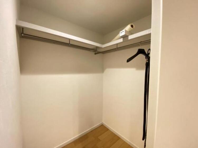収納 ウォークインクローゼットがある生活はクローゼット内で着替えができますし、その日のコーディネートが簡単にえらぶことができます。