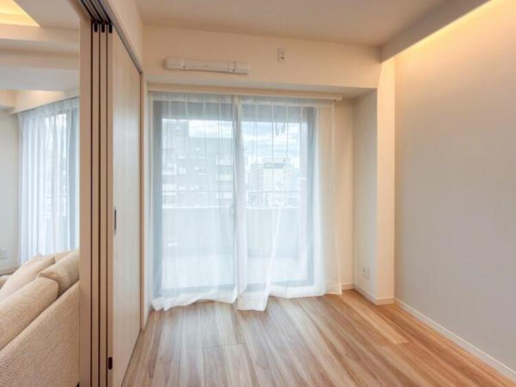 内装 窓から注がれる光で家族とのコミュニケーションも明るくなりそうな居室です。