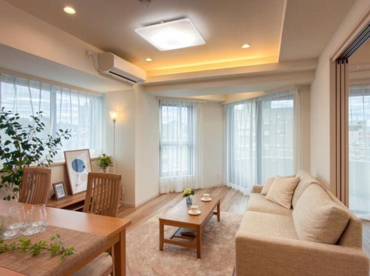 居間 【家具・小物（調度品）は販売価格に含まれません】くつろげるリビングは話に夢中になりすぎて、ついつい時間を忘れてしまう。そんな束の間の幸せを感じさせてくれる場所です。