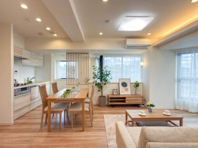 居間 【家具・小物（調度品）は販売価格に含まれません】ソファーやダイニングテーブルを置いてもゆとりのある広々リビングです。ご家族みなさんで寛げる空間をぜひ現地で体感してみてください。