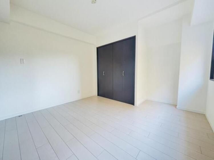 内装 家族個々の安らぎの空間。誰もが好みで飾れるシンプルな室内に仕上げてあります。 