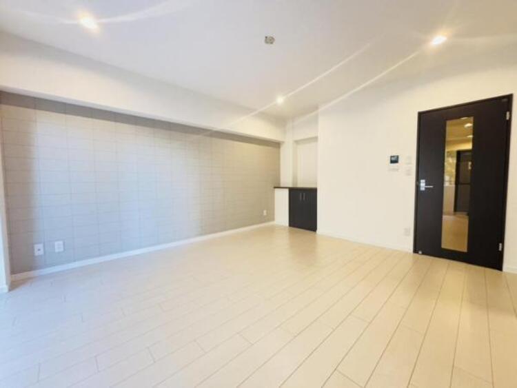 居間 落ち着きのあるリビングです。お友達が遊びに来た時にも使えますし、ちょっと疲れた時にお昼寝できるのも嬉しいですね。 