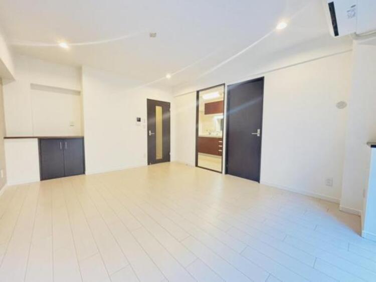 居間 家族はもちろん友人たちもリラックス。仲間を呼び寄せる風通しの良い家。光と風が通るお部屋で充実した毎日を。 