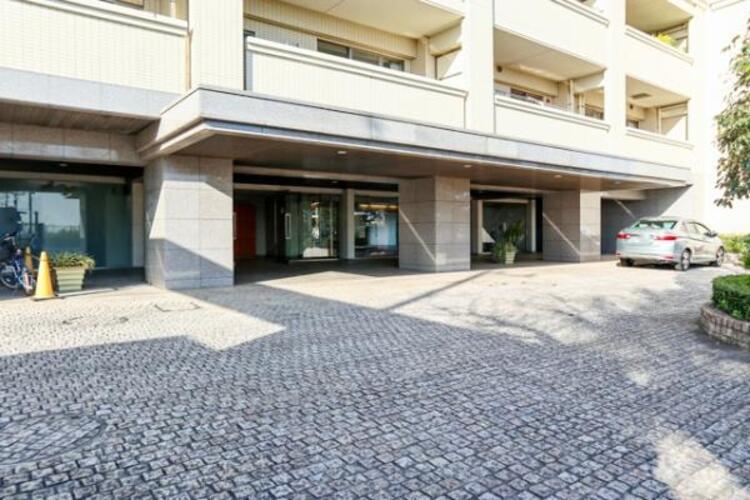 エントランス 管理が行き届いた清潔感のあるエントランス。オートロックや防犯カメラも完備されており、マンションならではの防犯性の高さも住宅選びの大切な要素ですね。